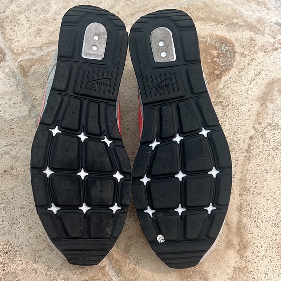 Womens Nike Venture Runner size 8.5 - Picture 3 of 4